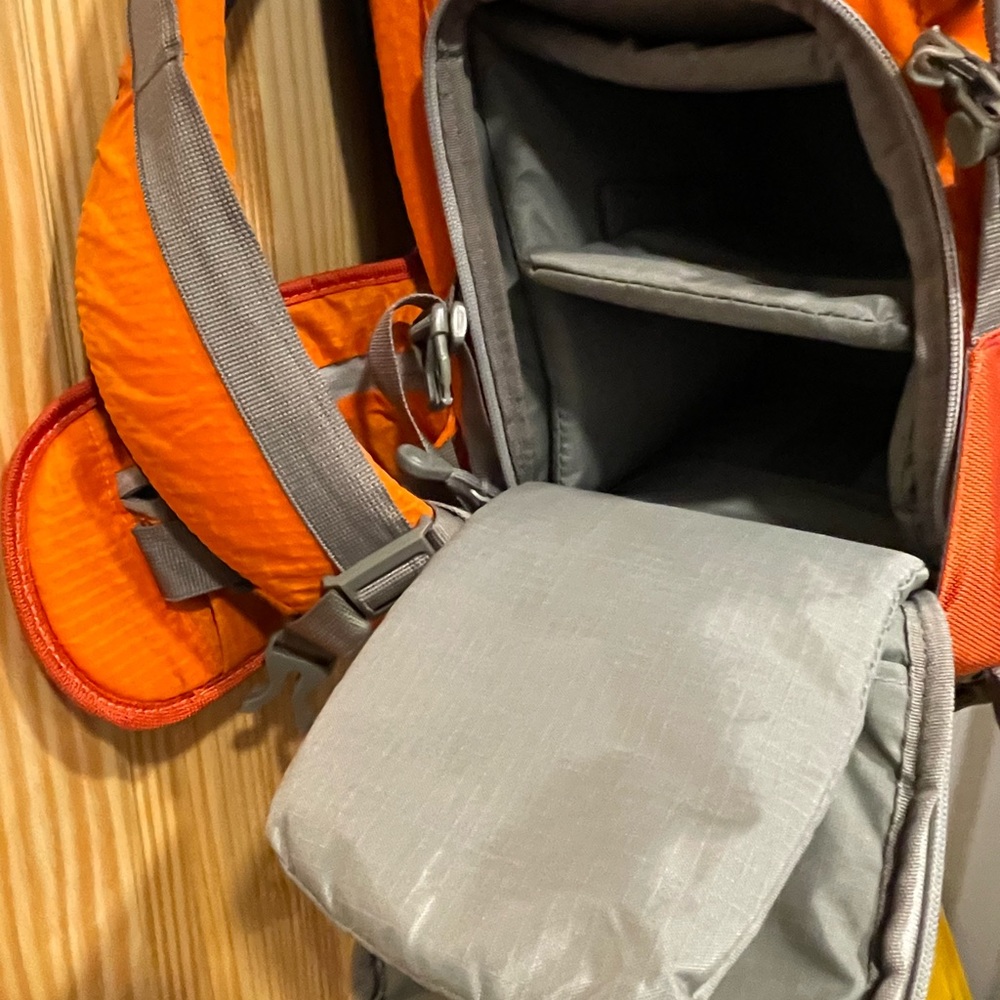 Amazon basics camera backpack - Picture 3 of 6